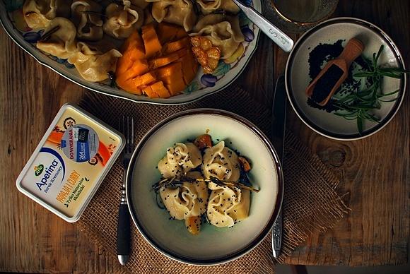 Pierozki z mango, papają i curry w sosie z karmelizowanym rozmarynem i czosnkiem