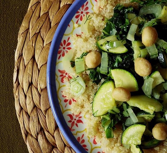 Quinoa z cukinią pak choi i solonymi orzechami macadamia