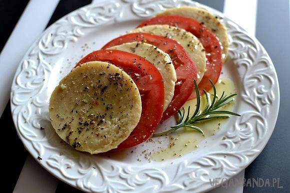 Wegańska sałatka caprese