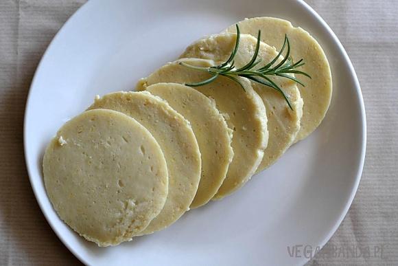 Wegańska mozzarella z dwóch składników