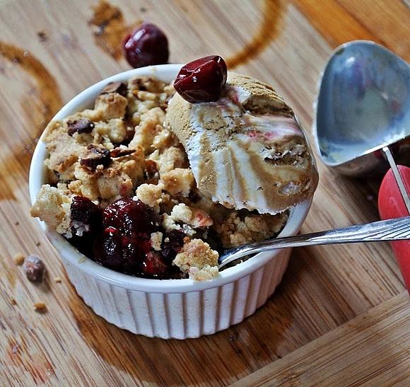 Wiśniowe crumble z migdałową kruszonką