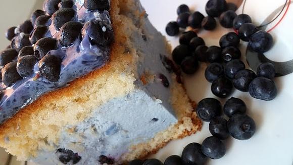 Smerfuś ciasto z jagodami i galaretką