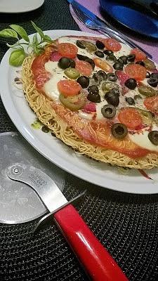Makaronowa pizza z patelni