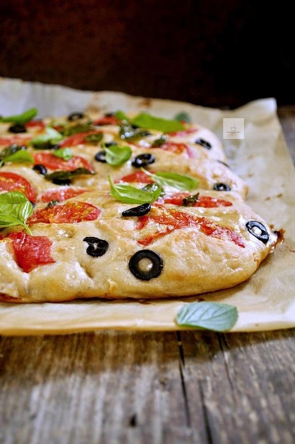 Focaccia nocna z pszenno-żytnio-orkiszowa odmieniona