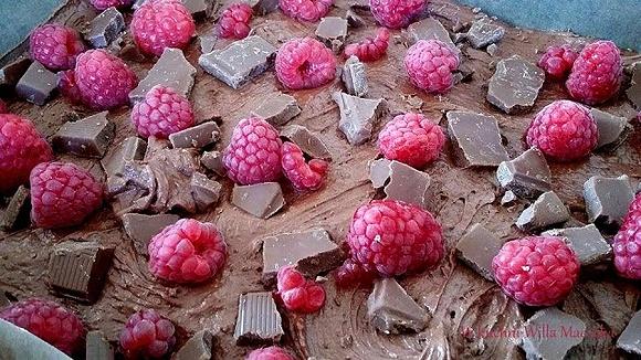 Brownie z malinami i czekoladą