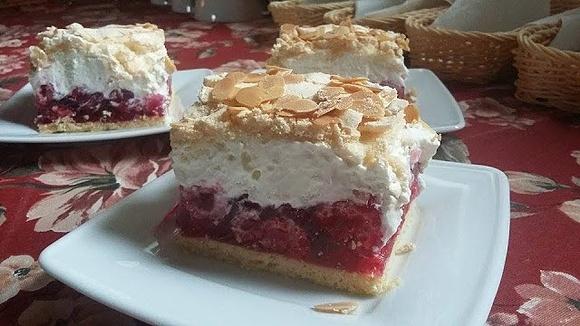 Malinowa chmurka na biszkopcie z owocami i galaretką