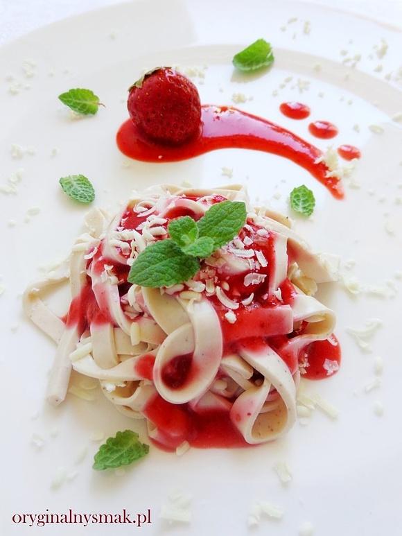 Fettuccine z galaretki z sosem truskawkowym i miętą