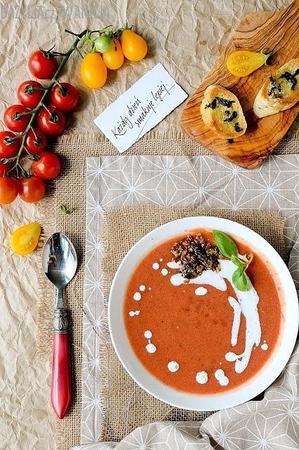 Chłodnik pomidorowy z pesto z suszonych pomidorów
