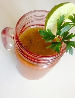Orzeźwiające smoothie na lato z bananem limonką i brzoskwinią