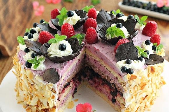 Tort z czarnej porzeczki, migdałami i czekoladą