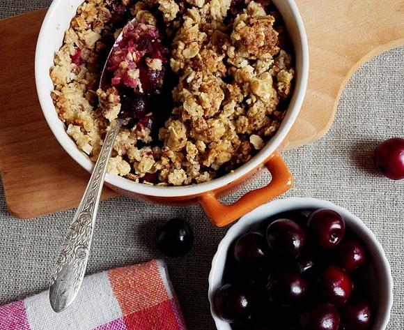 Quinoa z wiśniami i tonką pod chrupiącą kruszonką