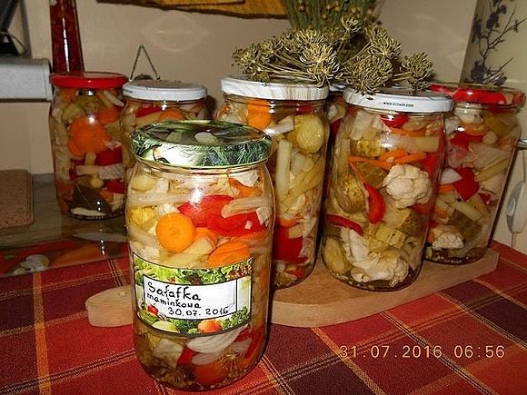 Sałatka maminkowa z warzyw w słoikach