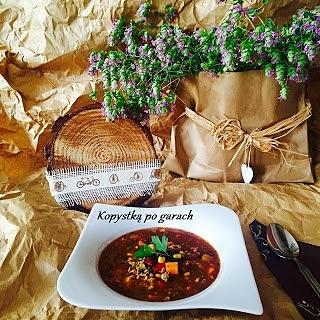 Zupa meksykańska rozgrzewająca kolorowa z wołowiną i kukurydzą