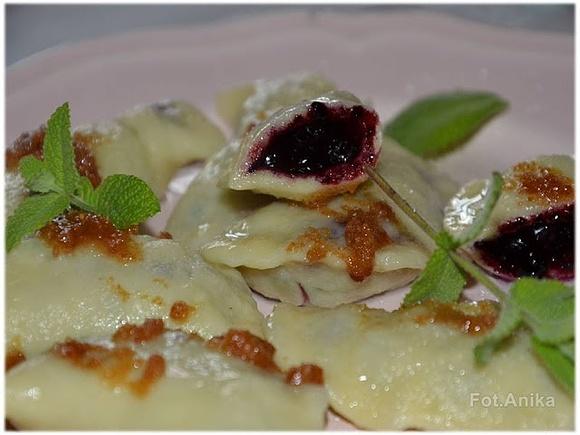 Pierogi z jagodami w cieście ziemniaczano-kukurydzianym