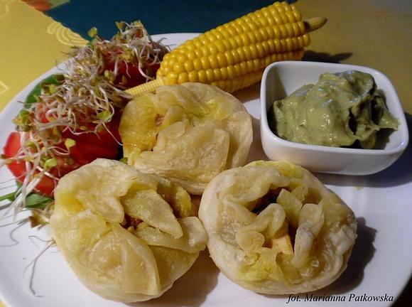 Jednopalnikowe kurosakiewki z guacamole i kolbą kukurydzy