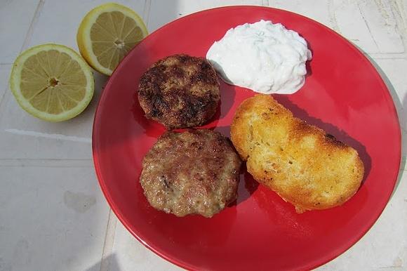 Bifteki z grilla z grzankami czosnkowymi i sosem tzatziki