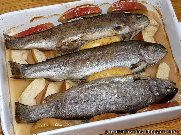 Pstrąg faszerowany pieczarkami w jabłkach zapiekany