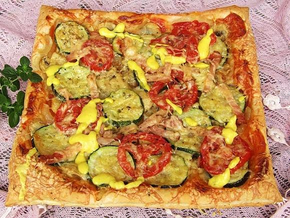 Pizza z cukinią szynką pieczarkami i pomidorem na cieście francuskim