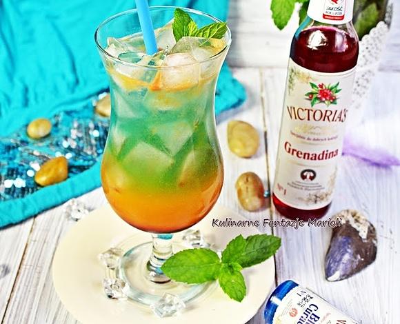 Żar tropików drink słodki i kolorowy z likierem, sokiem i rumem