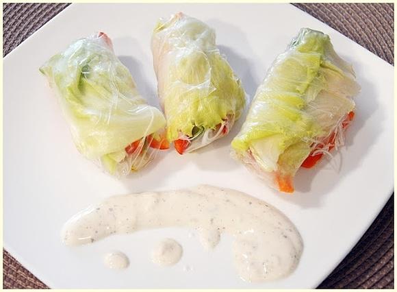 Spring rollsy z kurczakiem i sosem czosnkowym