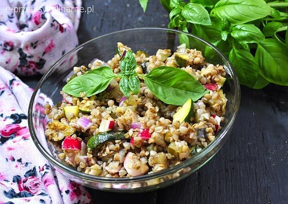 Sałatka z kaszą gryczaną i warzywami na fit lunch 170 kcal