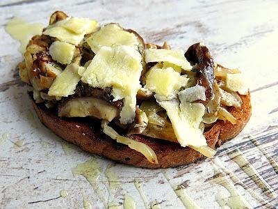 Kanapka z grzybami i pieczonym czosnkiem z serem cheddar