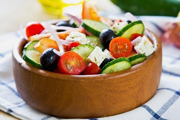 Sałatka grecka z pomidorami, ogórkami, feta i oregano