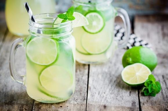Lemoniada domowa z miętą i limonką
