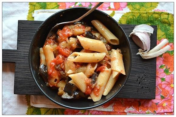 Makaron penne z bakłażanem, rodzynkami i chili