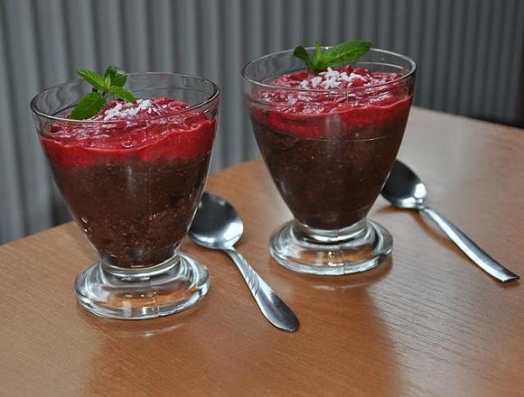 Kakaowy pudding chia z musem malinowym