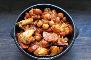 Hiszpański gulasz z kurczakiem chorizo i ciecierzycą