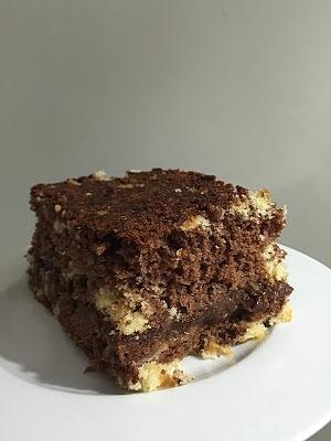 Szybkie delikatne ciasto z sojonezem, majonezem i czekośliwką