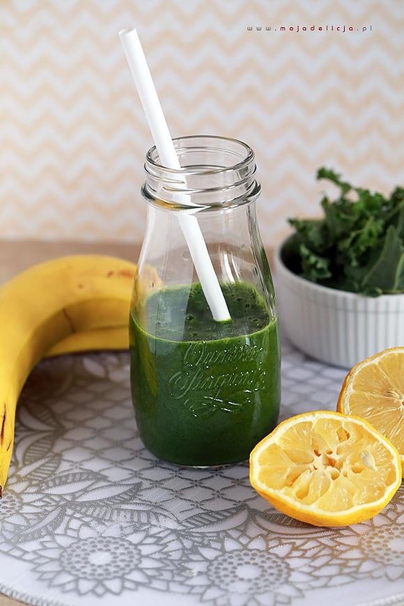 Green smoothie z jarmużem, bananem i sokiem z pomarańczy