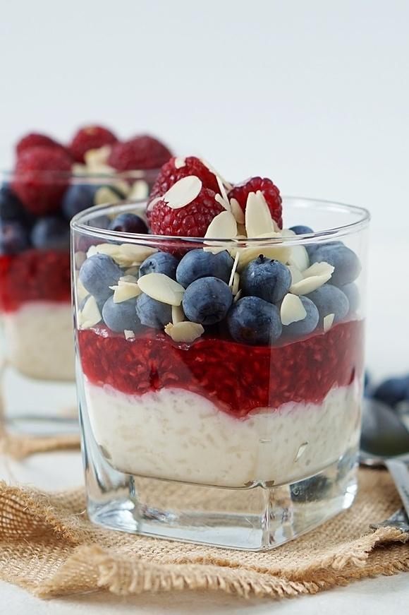 Pudding ryżowy z frużeliną malinową borówkami i migdałami