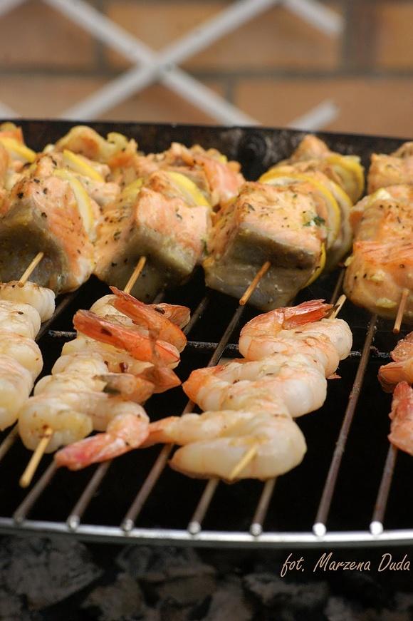 Szaszłyki z łososia i krewetek grillowane