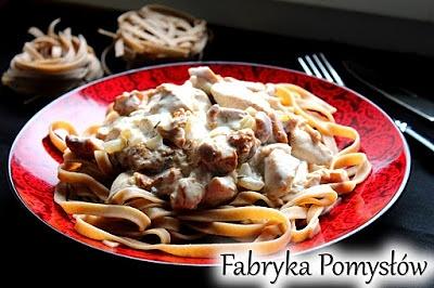 Makaron z kurkami i kurczakiem w sosie śmietanowym