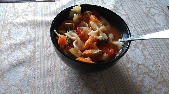 Pikantna zupa z batatem i farfalle