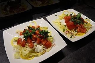 Cukiniowe spaghetti na surowo z sosem czosnkowym
