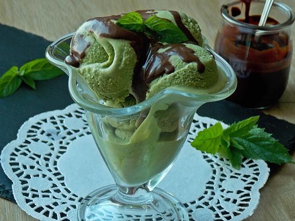 Lody miętowe na bazie śmietanki i soku z cytryny