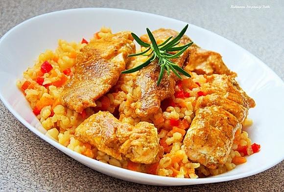 Dziki łosoś w curry z bulgurem i warzywami