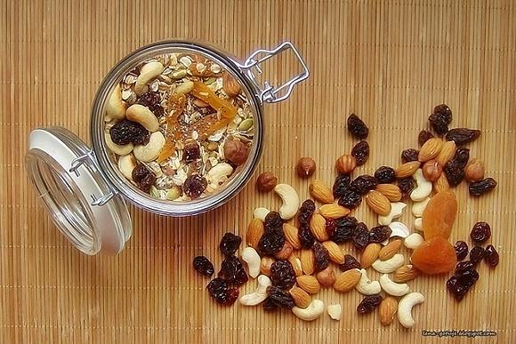 Domowe musli ze suszonymi owocami i orzechami