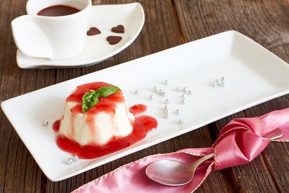 Panna cotta z truskawkami i wanilią