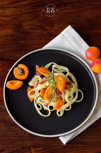 Tagliatelle z karmelizowanymi morelami i boczkiem