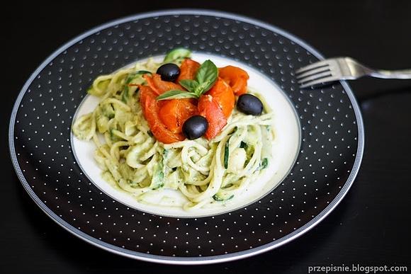 Spaghetti z cukinii z awokadowym pesto