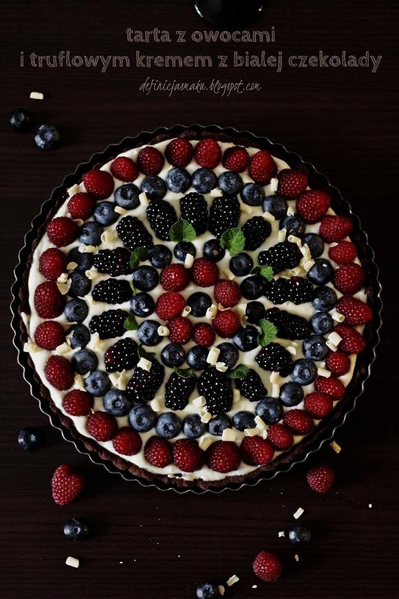 Tarta z owocami i kremem z białej czekolady truflowym