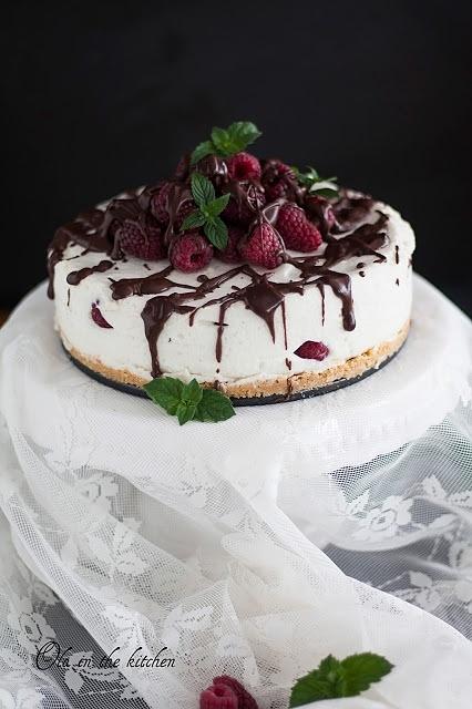 Tort ptasie Mleczko z malinami na kruchym spodzie