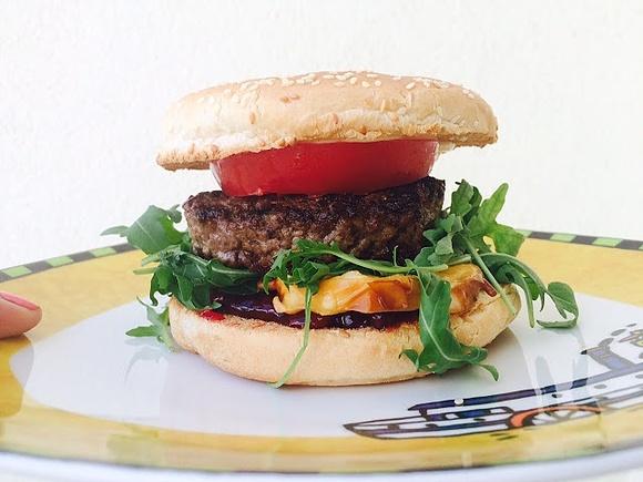 Domowy burger z oscypkiem i żurawiną