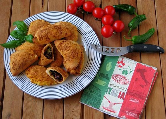 Mini calzone z tuńczykiem i warzywami