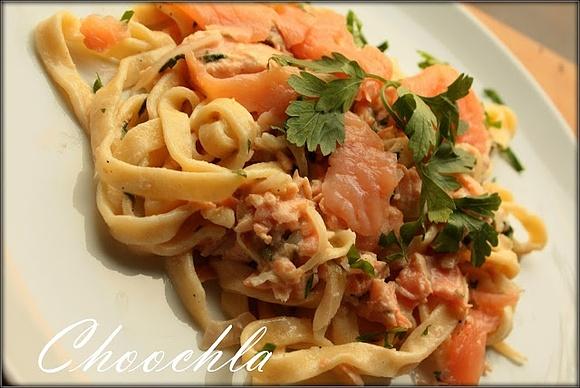 Tagliatelle z wędzonym łososiem i żubrówką