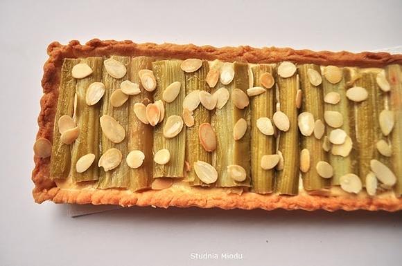 Krucha tarta z rabarbarem, kremem patissiere i musem z moreli